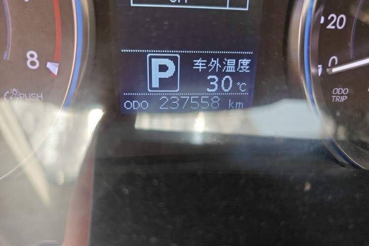 Used Toyota Highlander 2015 2.0T Four-Wheel Drive Elite Edition 7-Seater Odometer Close Up