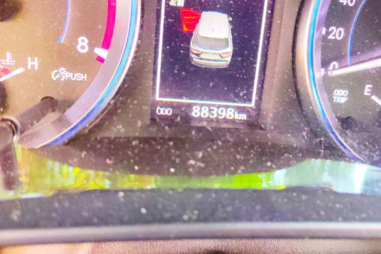 Used Toyota Highlander 2015 2.0T Four-Wheel Drive Ultimate Edition 7-Seater Odometer Close Up