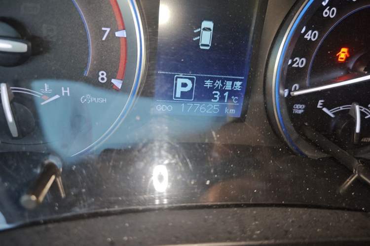 Used Toyota Highlander 2015 2.0T Four-Wheel Drive Luxury Edition 7-Seater Odometer Close Up