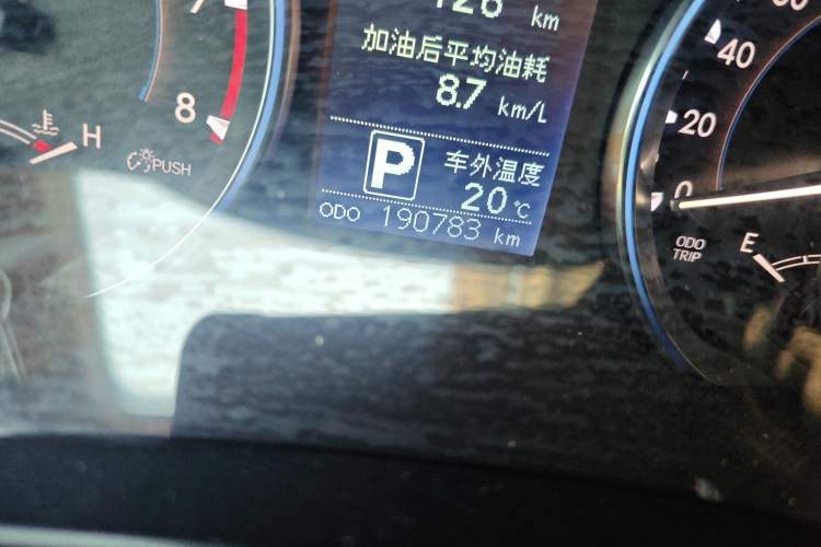 Used Toyota Highlander 2015 2.0T Two-Wheel Drive Elite Edition 7 Seats Odometer Close Up