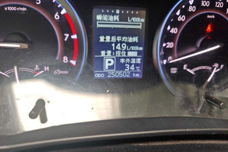 Used Toyota Highlander 2015 2.0T Four-Wheel Drive Luxury Edition 7-Seater Odometer Close Up