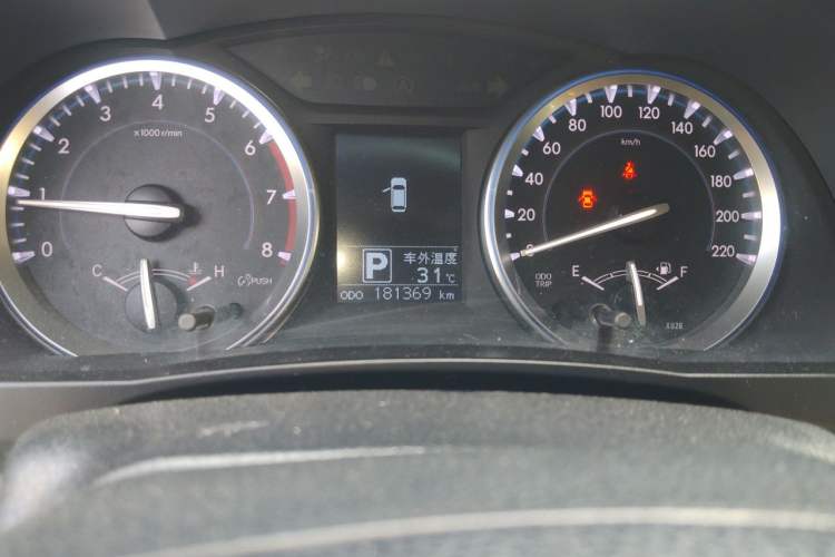 Used Toyota Highlander 2015 2.0T Four-Wheel Drive Luxury Edition 7-Seater Odometer Close Up