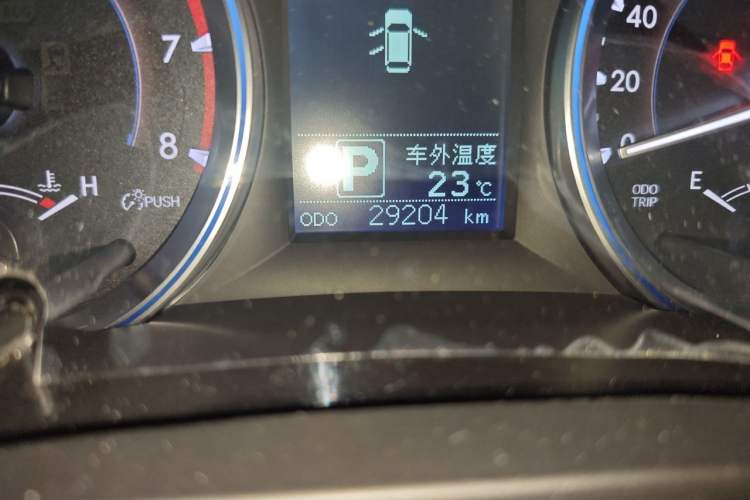 Used Toyota Highlander 2015 2.0T Four-Wheel Drive Luxury Edition 7-Seater Odometer Close Up