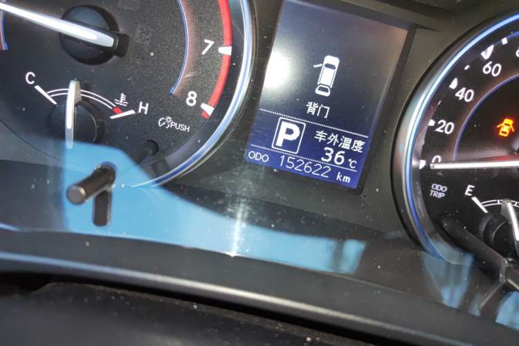 Used Toyota Highlander 2015 2.0T Four-Wheel Drive Luxury Edition 7-Seater Odometer Close Up