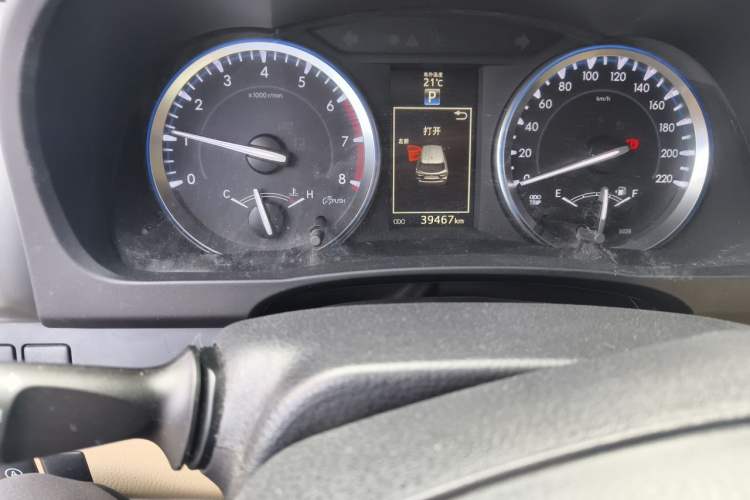 Used Toyota Highlander 2015 2.0T Four-Wheel Drive Ultimate Edition 7-Seater Odometer Close Up