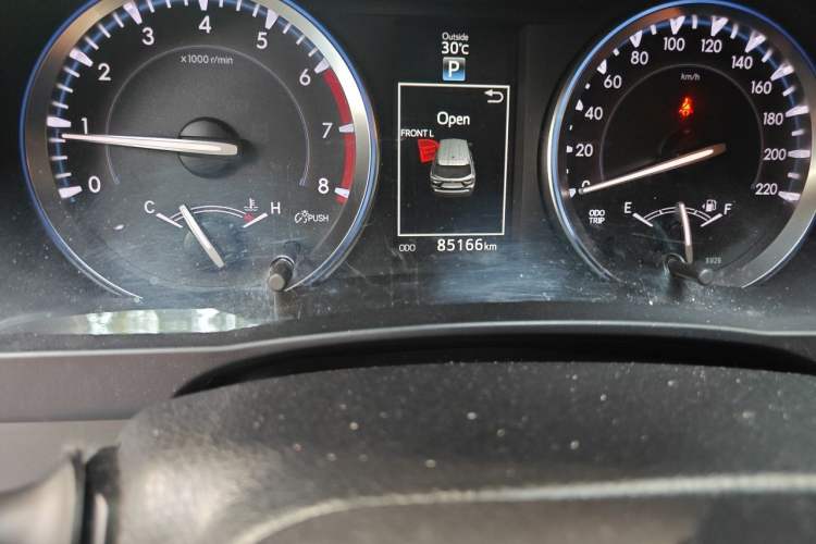 Used Toyota Highlander 2015 2.0T Four-Wheel Drive Ultimate Edition 7-Seater Odometer Close Up