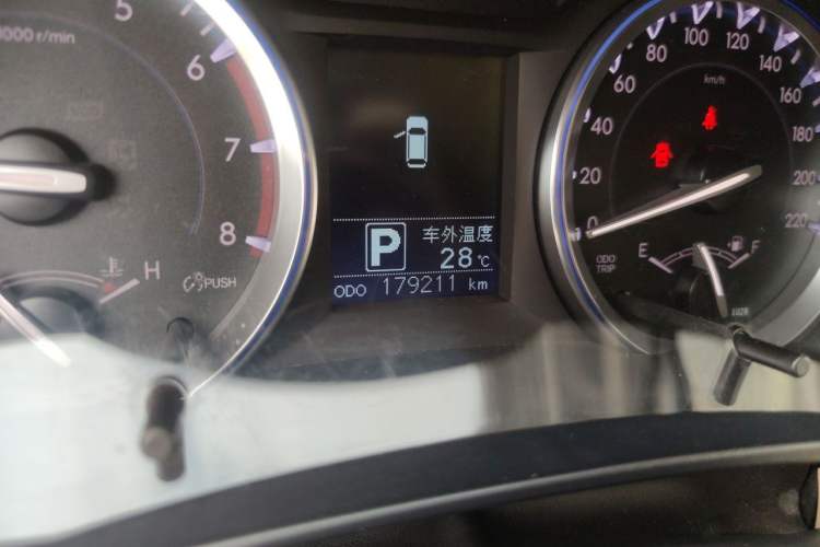 Used Toyota Highlander 2015 2.0T Four-Wheel Drive Luxury Navigation Version with 7 Seats Odometer Close Up