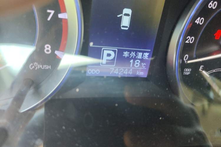 Used Toyota Highlander 2015 2.0T Four-Wheel Drive Elite Edition 7-Seater Odometer Close Up