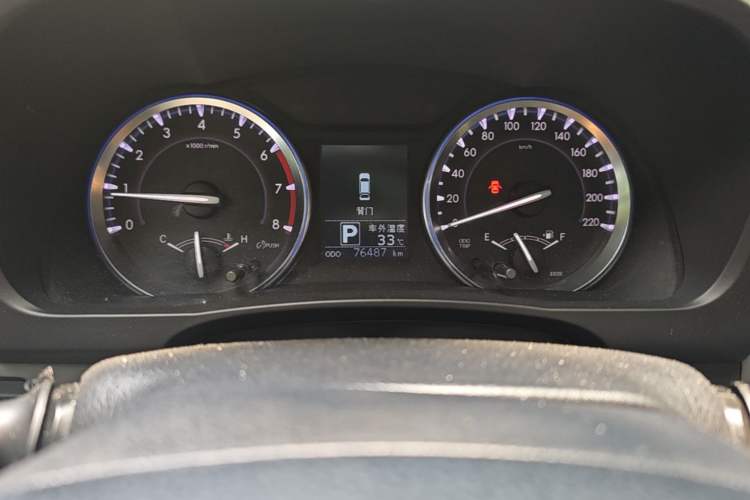 Used Toyota Highlander 2015 2.0T Four-Wheel Drive Luxury Edition 7-Seater Odometer Close Up