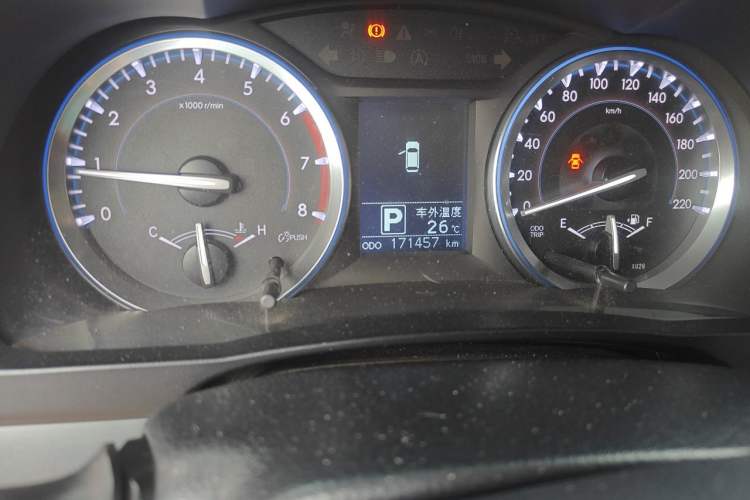 Used Toyota Highlander 2015 2.0T Two-Wheel Drive Elite Edition 7 Seats Odometer Close Up