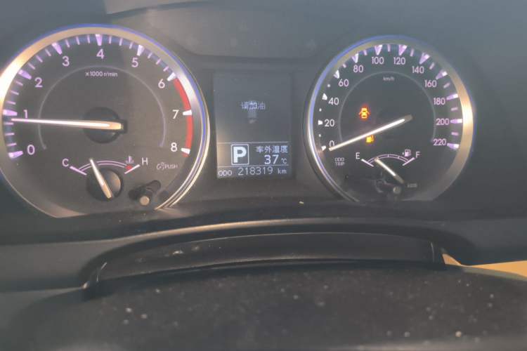 Used Toyota Highlander 2015 2.0T Two-Wheel Drive Elite Edition 7 Seats Odometer Close Up