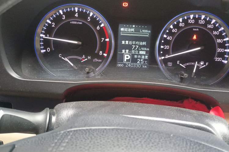 Used Toyota Highlander 2015 2.0T Two-Wheel Drive Elite Edition 7 Seats Odometer Close Up