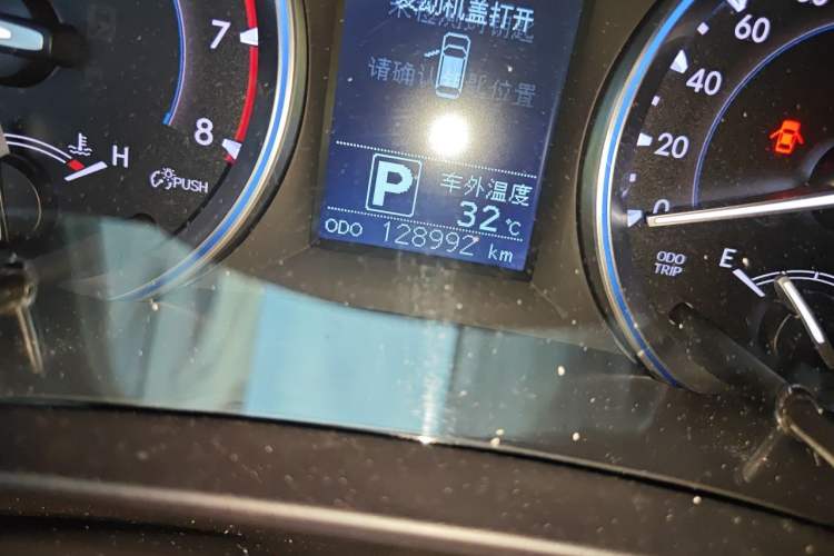 Used Toyota Highlander 2015 2.0T Four-Wheel Drive Luxury Edition 7-Seater Odometer Close Up