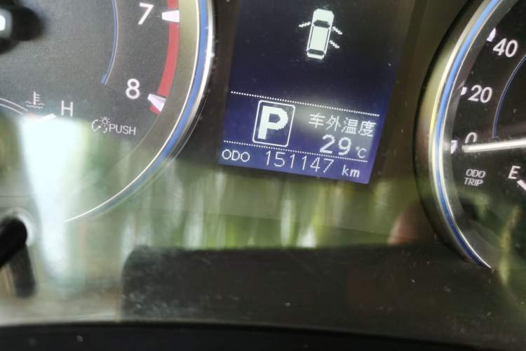 Used Toyota Highlander 2015 2.0T Two-Wheel Drive Luxury Edition 7 Seats Odometer Close Up