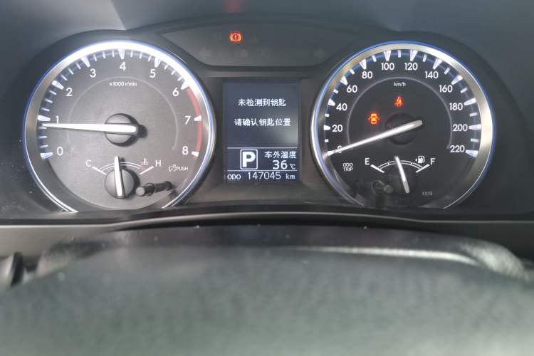 Used Toyota Highlander 2015 2.0T Four-Wheel Drive Luxury Edition 7-Seater Odometer Close Up