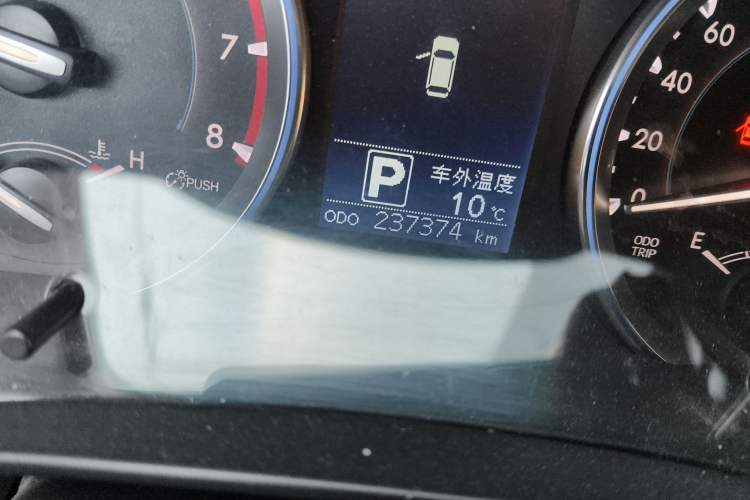 Used Toyota Highlander 2015 2.0T Four-Wheel Drive Elite Edition 7-Seater Odometer Close Up