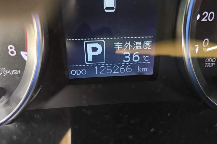 Used Toyota Highlander 2015 2.0T Four-Wheel Drive Luxury Edition 7-Seater Odometer Close Up