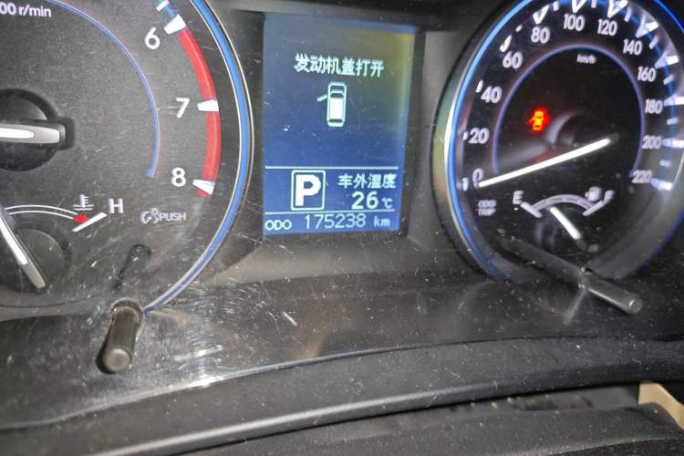 Used Toyota Highlander 2015 2.0T Two-Wheel Drive Elite Edition 7 Seats Odometer Close Up