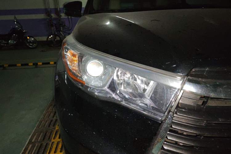 Used Toyota Highlander 2015 2.0T Two-Wheel Drive Luxury Edition 7 Seats Right Front Headlight