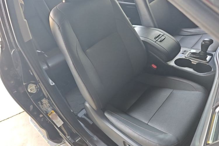 Used Toyota Highlander 2015 2.0T Two-Wheel Drive Luxury Edition 7 Seats Right Front Seat