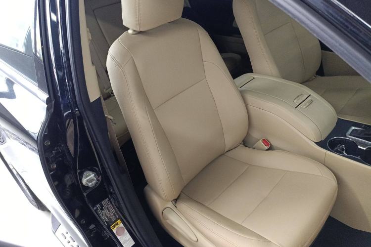 Used Toyota Highlander 2015 2.0T Two-Wheel Drive Elite Edition 7 Seats Right Front Seat