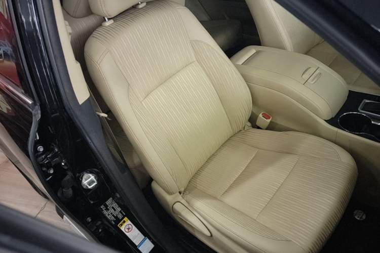 Used Toyota Highlander 2015 2.0T Four-Wheel Drive Elite Edition 7-Seater Right Front Seat