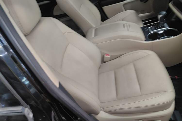 Used Toyota Highlander 2015 2.0T Four-Wheel Drive Luxury Edition 7-Seater Right Front Seat