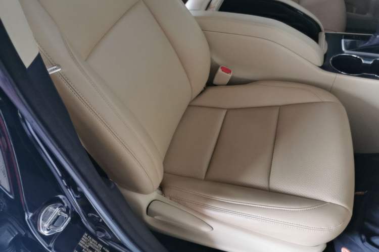 Used Toyota Highlander 2015 2.0T Two-Wheel Drive Elite Edition 7 Seats Right Front Seat