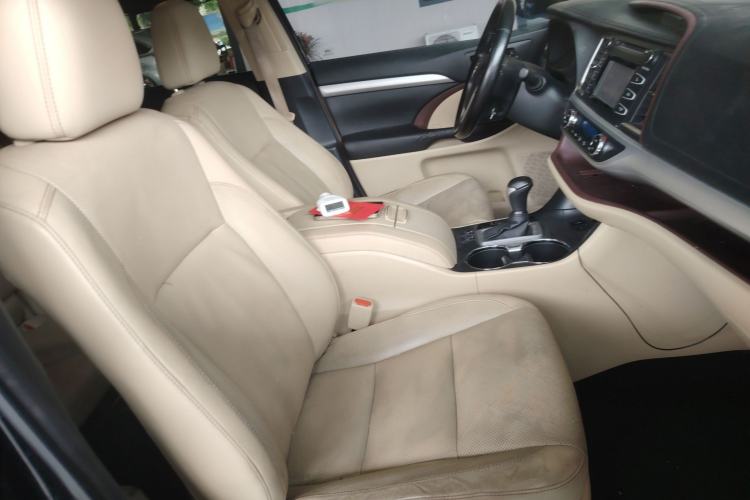Used Toyota Highlander 2015 2.0T Two-Wheel Drive Luxury Edition 7 Seats Right Front Seat