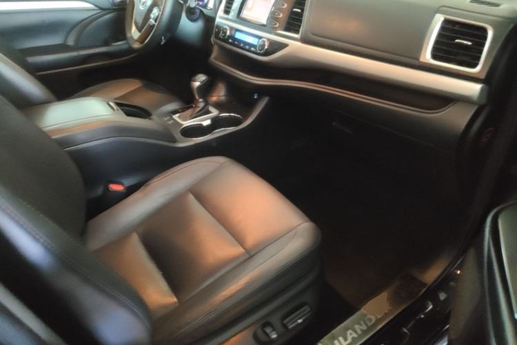 Used Toyota Highlander 2015 2.0T Two-Wheel Drive Luxury Edition 7 Seats Right Front Seat