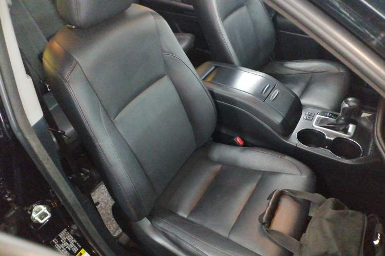 Used Toyota Highlander 2015 2.0T Two-Wheel Drive Luxury Edition 7 Seats Right Front Seat