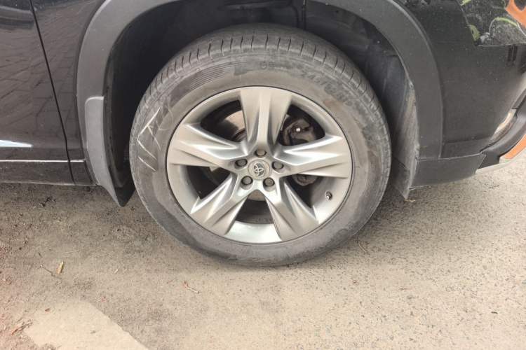 Used Toyota Highlander 2015 2.0T Four-Wheel Drive Luxury Edition 7-Seater Right Front Wheel Hub