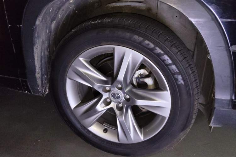 Used Toyota Highlander 2015 2.0T Four-Wheel Drive Luxury Edition 7-Seater Right Front Wheel Hub