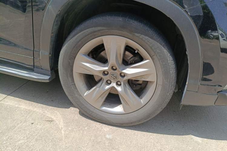 Used Toyota Highlander 2015 2.0T Four-Wheel Drive Luxury Edition 7-Seater Right Front Wheel Hub