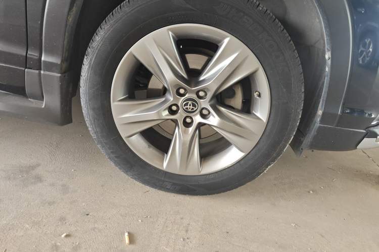 Used Toyota Highlander 2015 2.0T Four-Wheel Drive Luxury Edition 7-Seater Right Front Wheel Hub