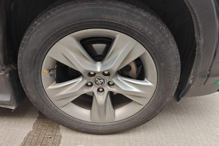 Used Toyota Highlander 2015 2.0T Four-Wheel Drive Luxury Edition 7-Seater Right Front Wheel Hub