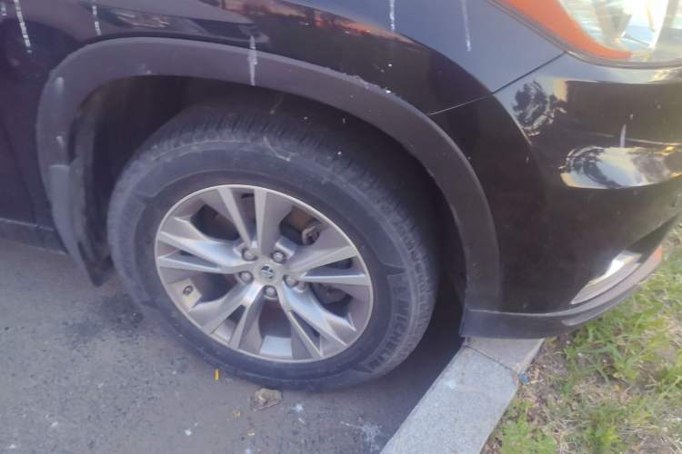 Used Toyota Highlander 2015 2.0T Four-Wheel Drive Elite Edition 7-Seater Right Front Wheel Hub