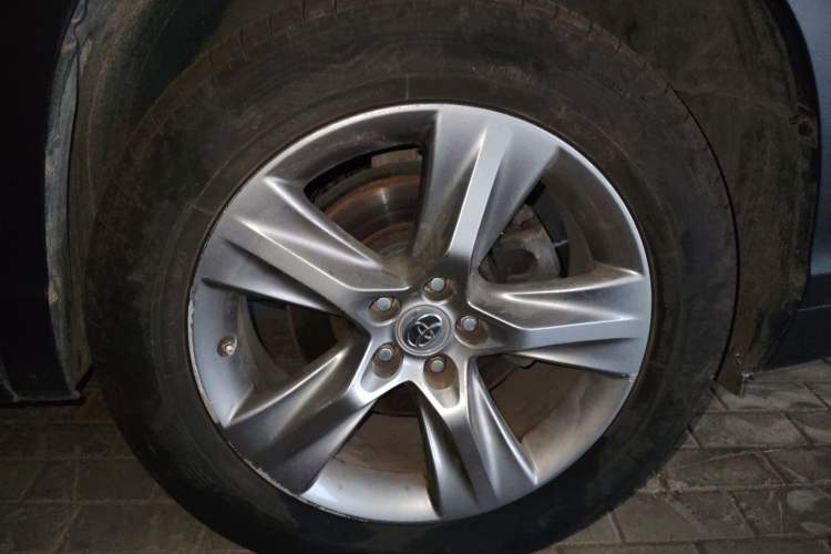Used Toyota Highlander 2015 2.0T Four-Wheel Drive Luxury Edition 7-Seater Right Front Wheel Hub