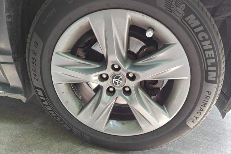 Used Toyota Highlander 2015 2.0T Four-Wheel Drive Luxury Edition 7-Seater Right Front Wheel Hub
