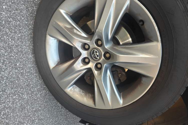 Used Toyota Highlander 2015 2.0T Four-Wheel Drive Luxury Edition 7-Seater Right Front Wheel Hub