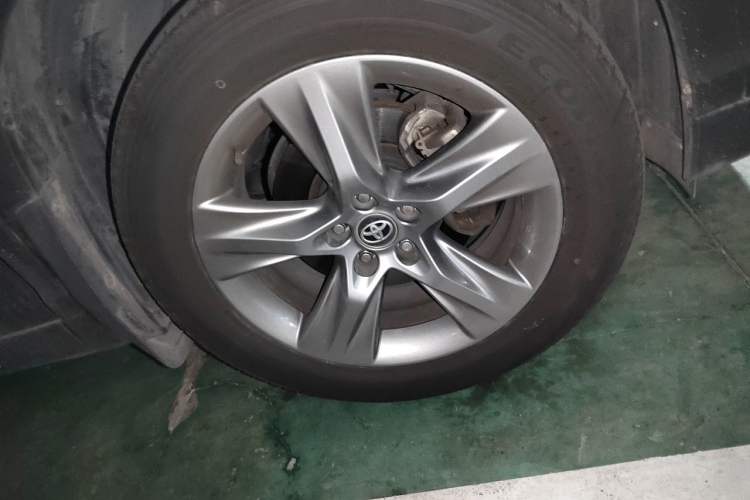 Used Toyota Highlander 2015 2.0T Four-Wheel Drive Ultimate Edition 7-Seater Right Front Wheel Hub