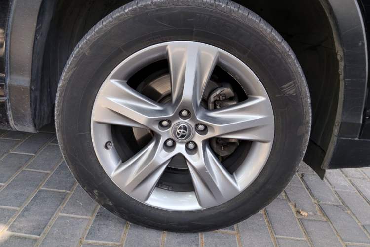 Used Toyota Highlander 2015 2.0T Four-Wheel Drive Luxury Edition 7-Seater Right Front Wheel Hub