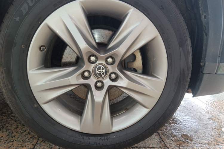 Used Toyota Highlander 2015 2.0T Four-Wheel Drive Luxury Edition 7-Seater Right Front Wheel Hub