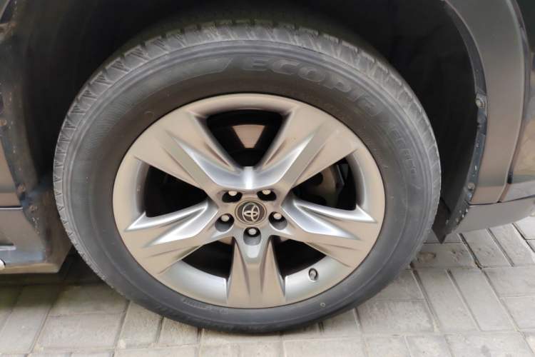 Used Toyota Highlander 2015 2.0T Four-Wheel Drive Ultimate Edition 7-Seater Right Front Wheel Hub
