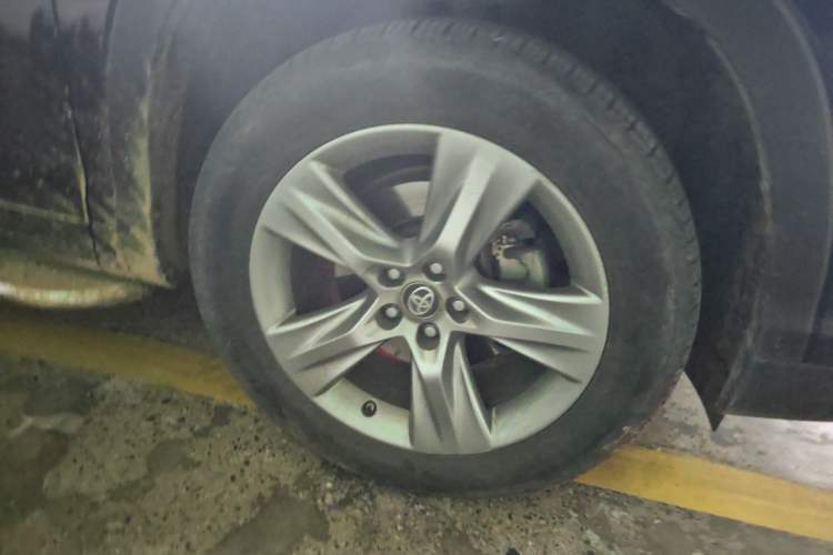 Used Toyota Highlander 2015 2.0T Four-Wheel Drive Luxury Edition 7-Seater Right Front Wheel Hub