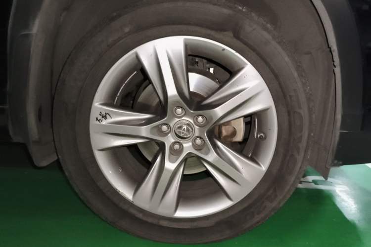 Used Toyota Highlander 2015 2.0T Four-Wheel Drive Luxury Edition 7-Seater Right Front Wheel Hub