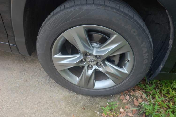 Used Toyota Highlander 2015 2.0T Four-Wheel Drive Luxury Edition 7-Seater Right Front Wheel Hub