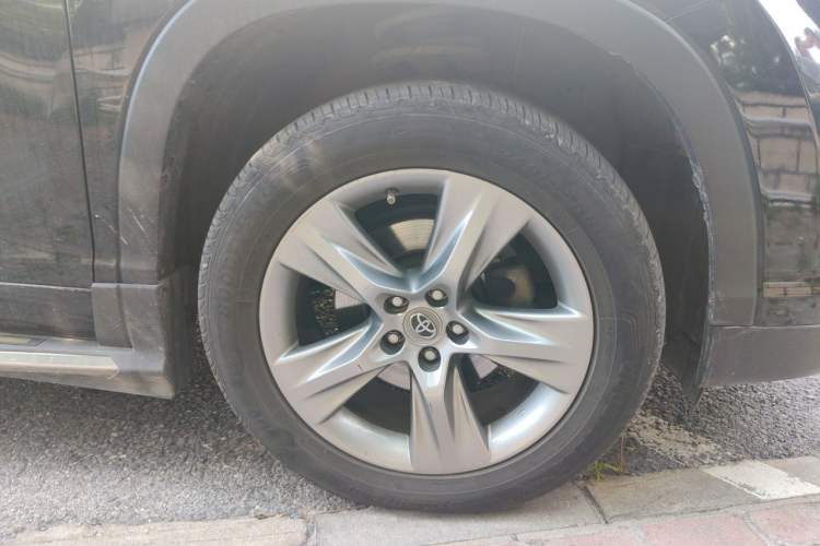 Used Toyota Highlander 2015 2.0T Four-Wheel Drive Luxury Edition 7-Seater Right Front Wheel Hub