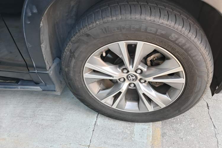 Used Toyota Highlander 2015 3.5L 4x4 Elite Edition 7-Seater Right Front Wheel Hub