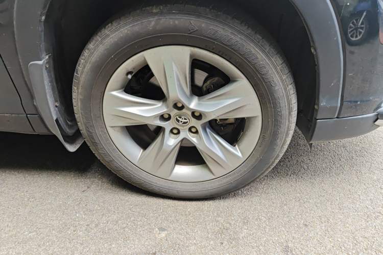 Used Toyota Highlander 2015 2.0T Four-Wheel Drive Luxury Edition 7-Seater Right Front Wheel Hub